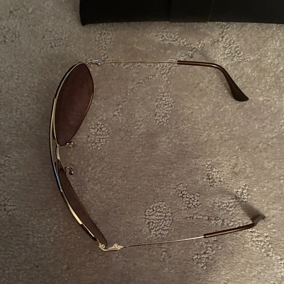 Ray-Ban Gold Frame Sunglasses with Black Case - Picture 4 of 12